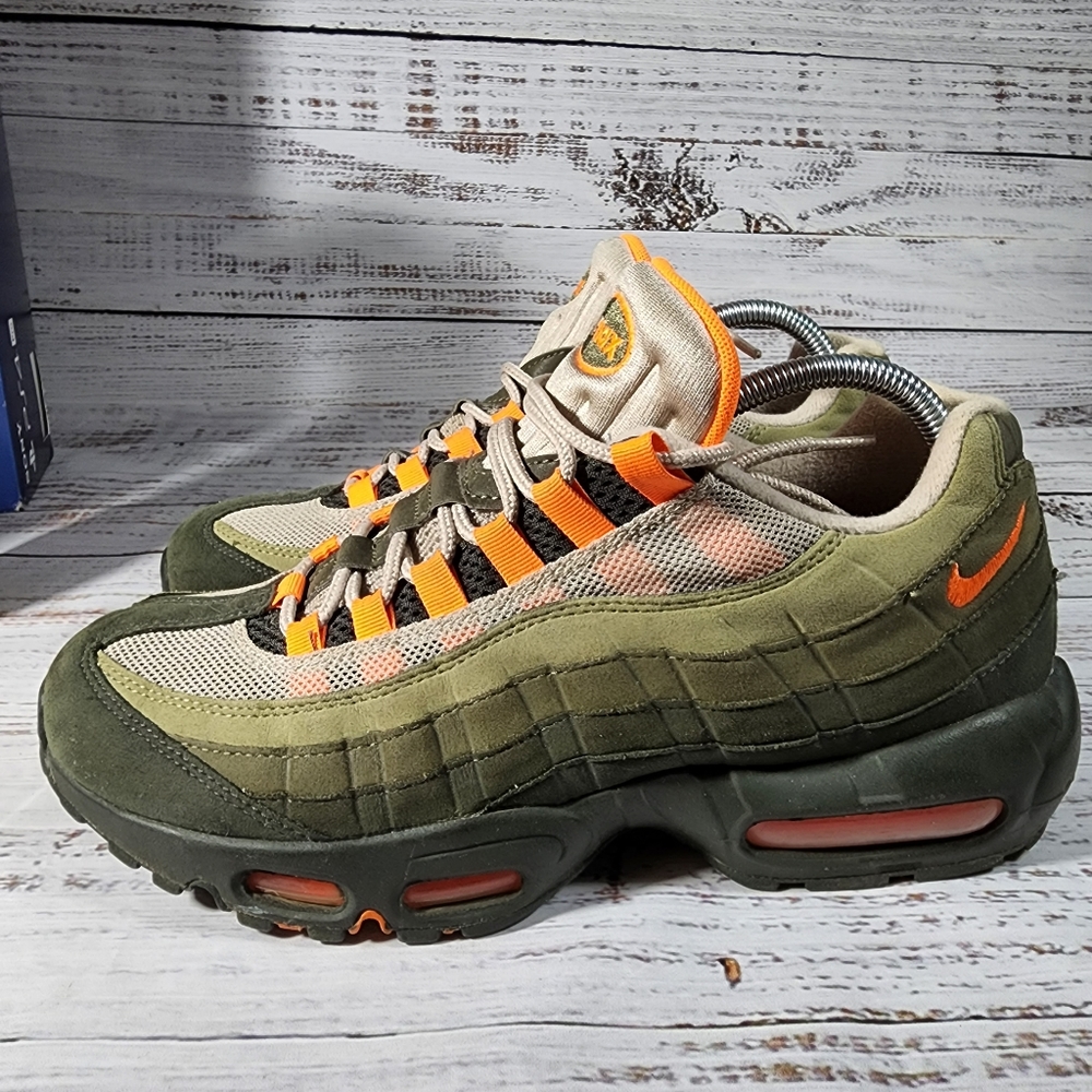 Nike Air Max 95 Neutral Olive Total Orange 2018 SZ  9 (RARE)! NIKE AT2865-200